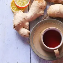 Té de jengibre antiinflamatorio muscular con rodajas de limón.