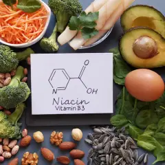 Alimentos ricos en vitamina B3, como brócoli, frijoles, aguacate y frutos secos, promueven la salud.