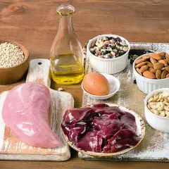 Alimentos como hígado, pavo, huevos, frutos secos y legumbres. Si buscas como bajar el selenio en sangre, estos son algunos alimentos a considerar.