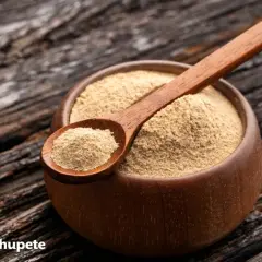 Polvo de maca en un cuenco de madera, ideal para preparar té de maca para que sirve.