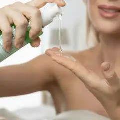 Una mano aplica gel de aloe vera puro, disfrutando de sus beneficios hidratantes y refrescantes para la piel.