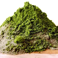 Montículo de arcilla verde en polvo, ideal para tratamientos de belleza y desintoxicación. Descubre los arcilla verde beneficios.