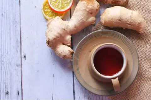 Té de jengibre antiinflamatorio muscular con rodajas de limón.