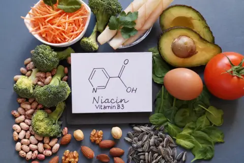 Alimentos ricos en vitamina B3, como brócoli, frijoles, aguacate y frutos secos, promueven la salud.