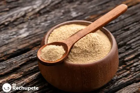 Polvo de maca en un cuenco de madera, ideal para preparar té de maca para que sirve.