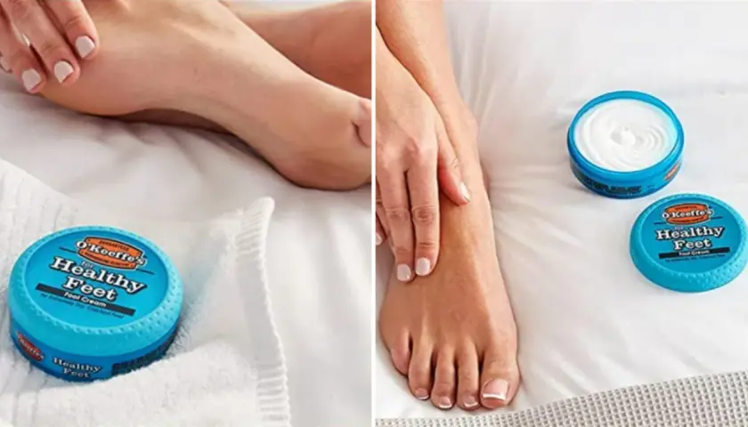 Manos aplicando crema O'Keeffe's para pies secos y agrietados. Aprende cómo hidratar los pies para tenerlos saludables.