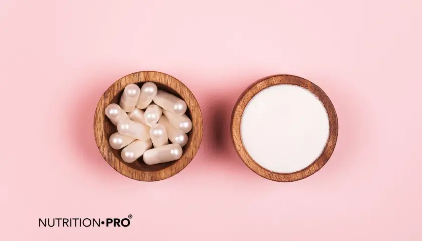 Dos cuencos de madera sobre fondo rosa: uno con cápsulas y otro con polvo blanco. Información sobre colágeno marino, efectos secundarios y beneficios.