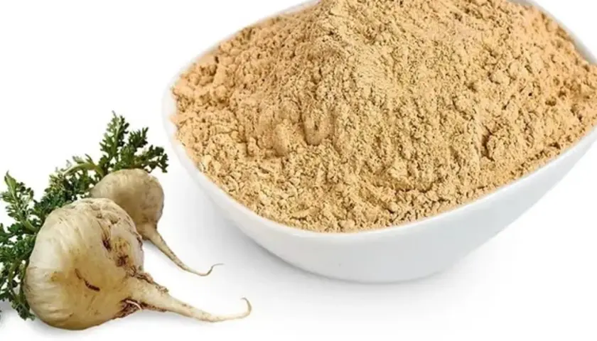 Raíces de maca peruana junto a un tazón lleno de polvo de maca peruana, un superalimento andino.