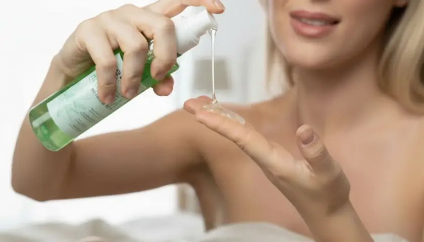 Una mano aplica gel de aloe vera puro, disfrutando de sus beneficios hidratantes y refrescantes para la piel.