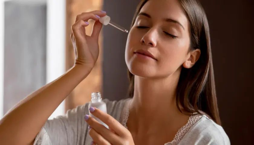 Una mujer aplica serum en su rostro. Descubre para qué sirve el serum y cómo puede mejorar tu piel.