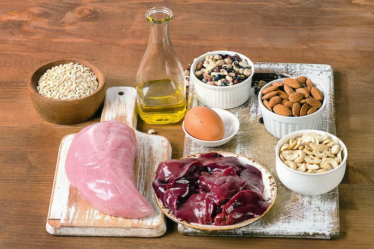 Alimentos como hígado, pavo, huevos, frutos secos y legumbres. Si buscas como bajar el selenio en sangre, estos son algunos alimentos a considerar.