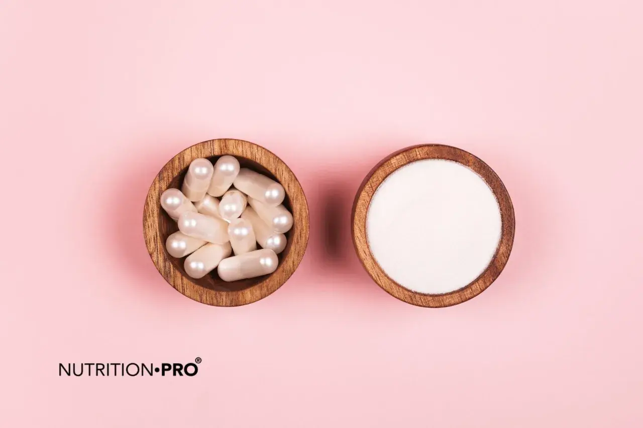 Dos cuencos de madera sobre fondo rosa: uno con cápsulas y otro con polvo blanco. Información sobre colágeno marino, efectos secundarios y beneficios.