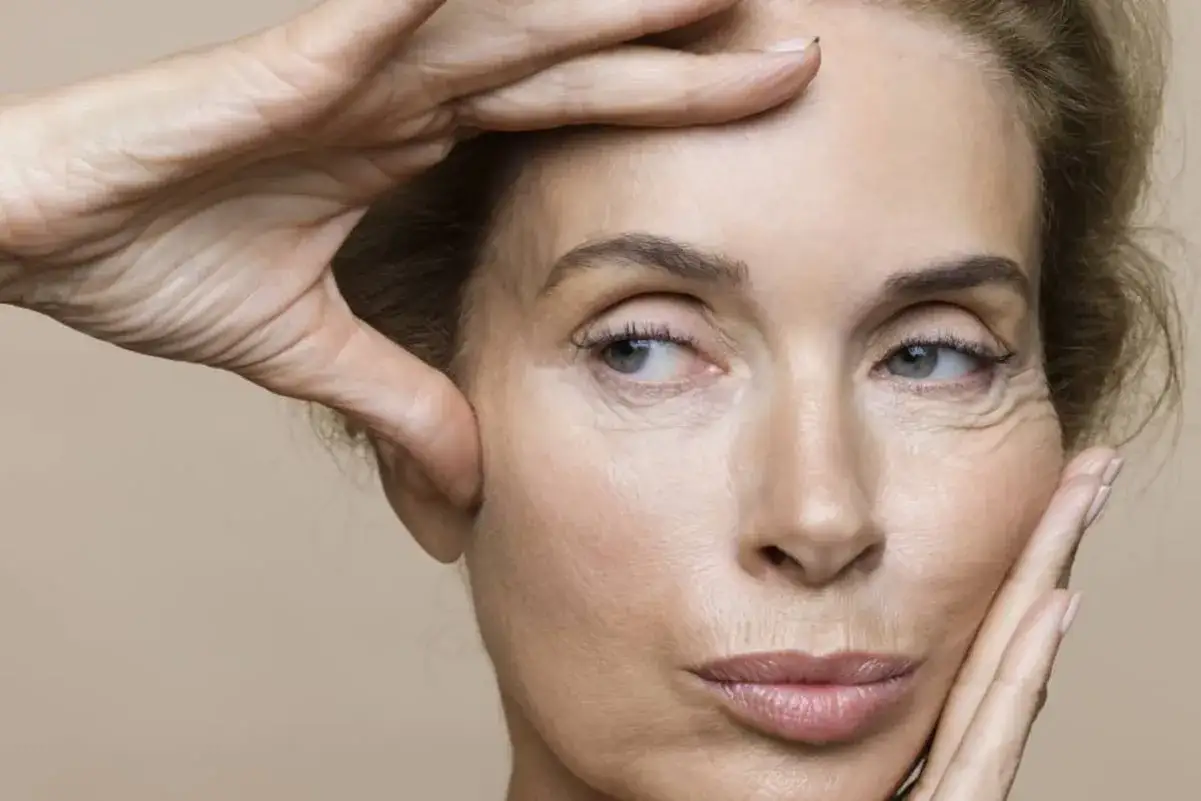 Descubre los yoga facial beneficios para una piel radiante. Manos que realzan el rostro, mostrando la belleza natural.