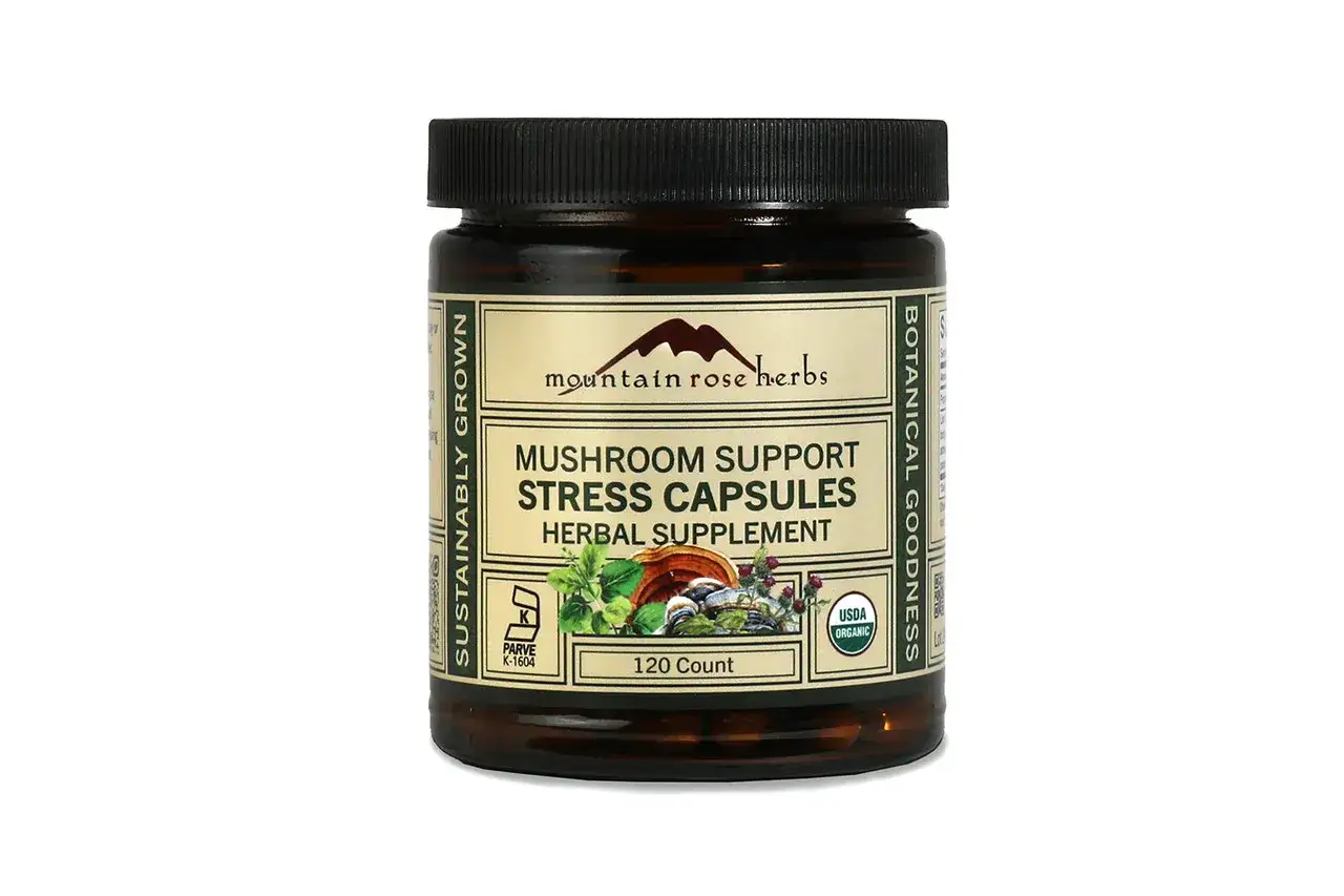 Frasco de Mountain Rose Herbs con cápsulas de apoyo de hongos para el estrés, un adaptógeno que es un suplemento herbal orgánico.