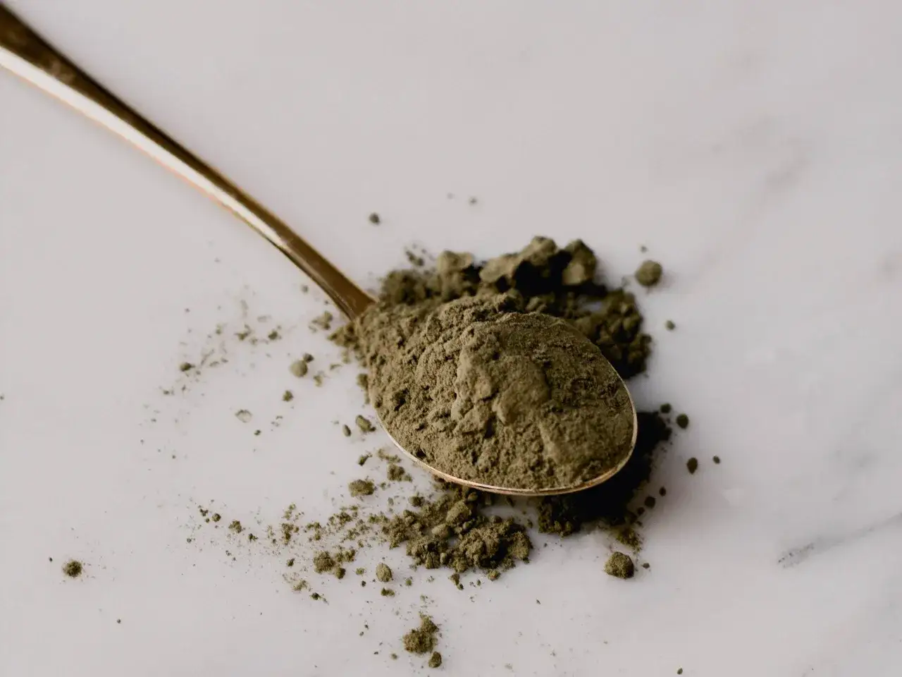 Cuchara dorada con polvo de maca, ideal para saber te de maca para que sirve. Energía y vitalidad en cada toma.
