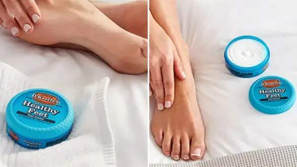 Manos aplicando crema O'Keeffe's para pies secos y agrietados. Aprende cómo hidratar los pies para tenerlos saludables.